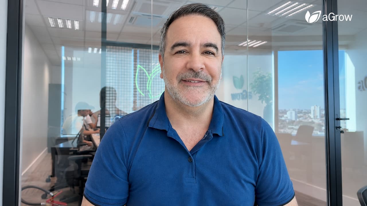 Apresentador do aGrow no escritório da empresa